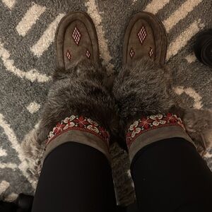 Vintage mukluks (1990) - would fit size 7. Real fur. Made in northern SK.